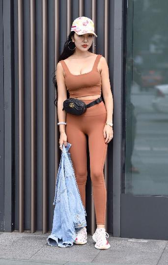 老婆出差闺蜜来家住几天